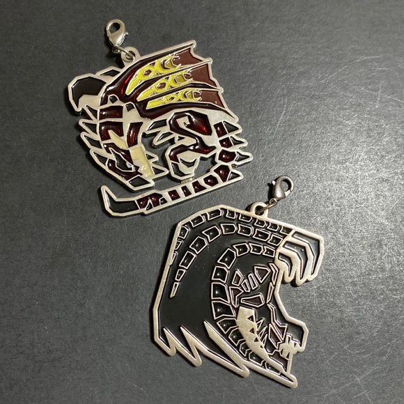 🖤CAPCOM💕2ea Pendants(charms) - Picture 1 of 12